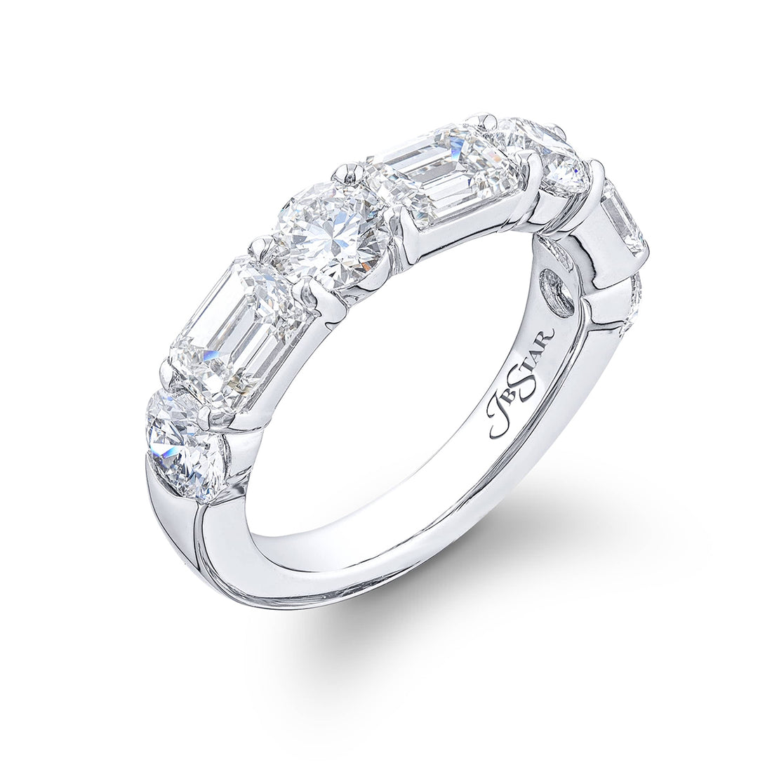 Elegance Elevated: Single-Row Diamond Wedding Band | Emerald & Round-Cut | Platinum